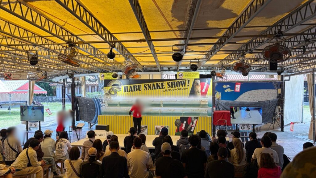 おきなわワールド　ハブとマングースショー